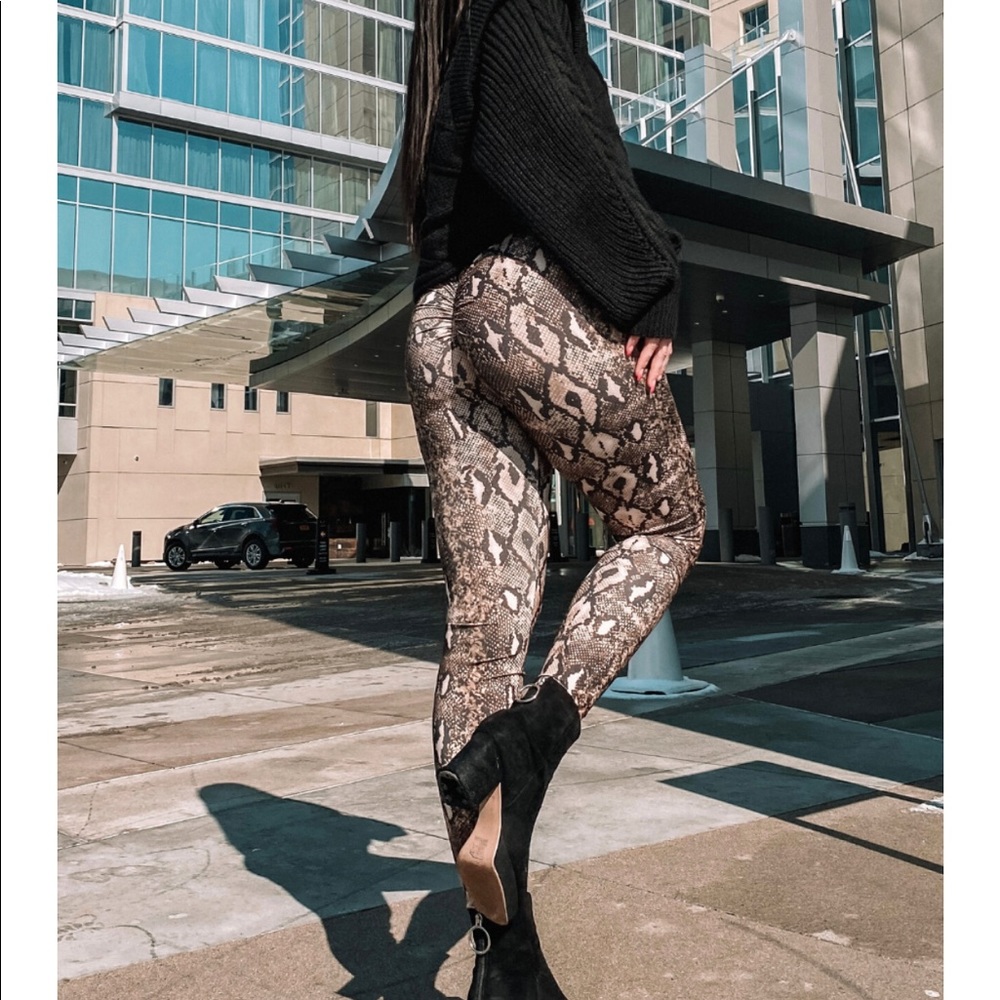 Beige snake print leggings
Great workout wear